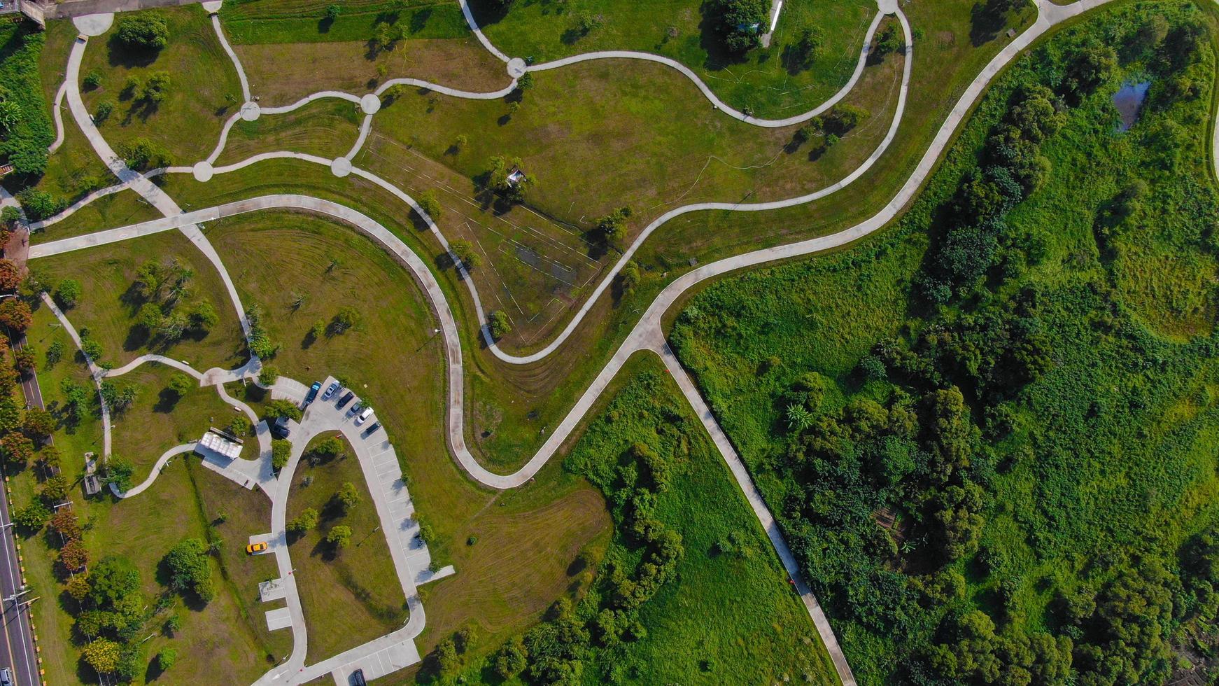 Luftaufnahme einer Straße und eines Parkplatzes auf einem Hügel foto