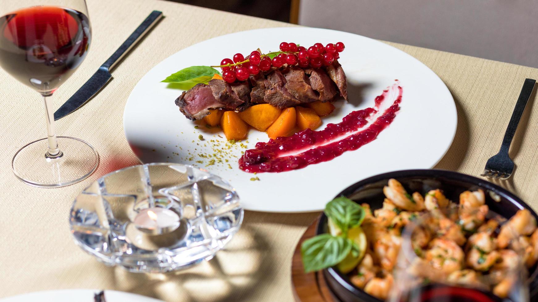 gekochtes Steak mit Preiselbeeren foto