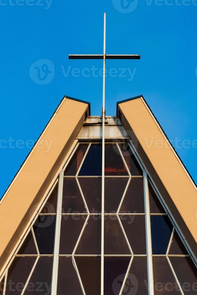 Kirchenbank mit christlichem Kreuz foto