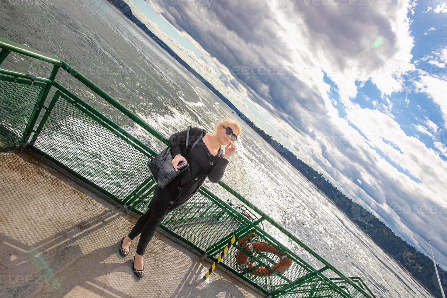 hübsche Frau, die auf dem Deck steht foto