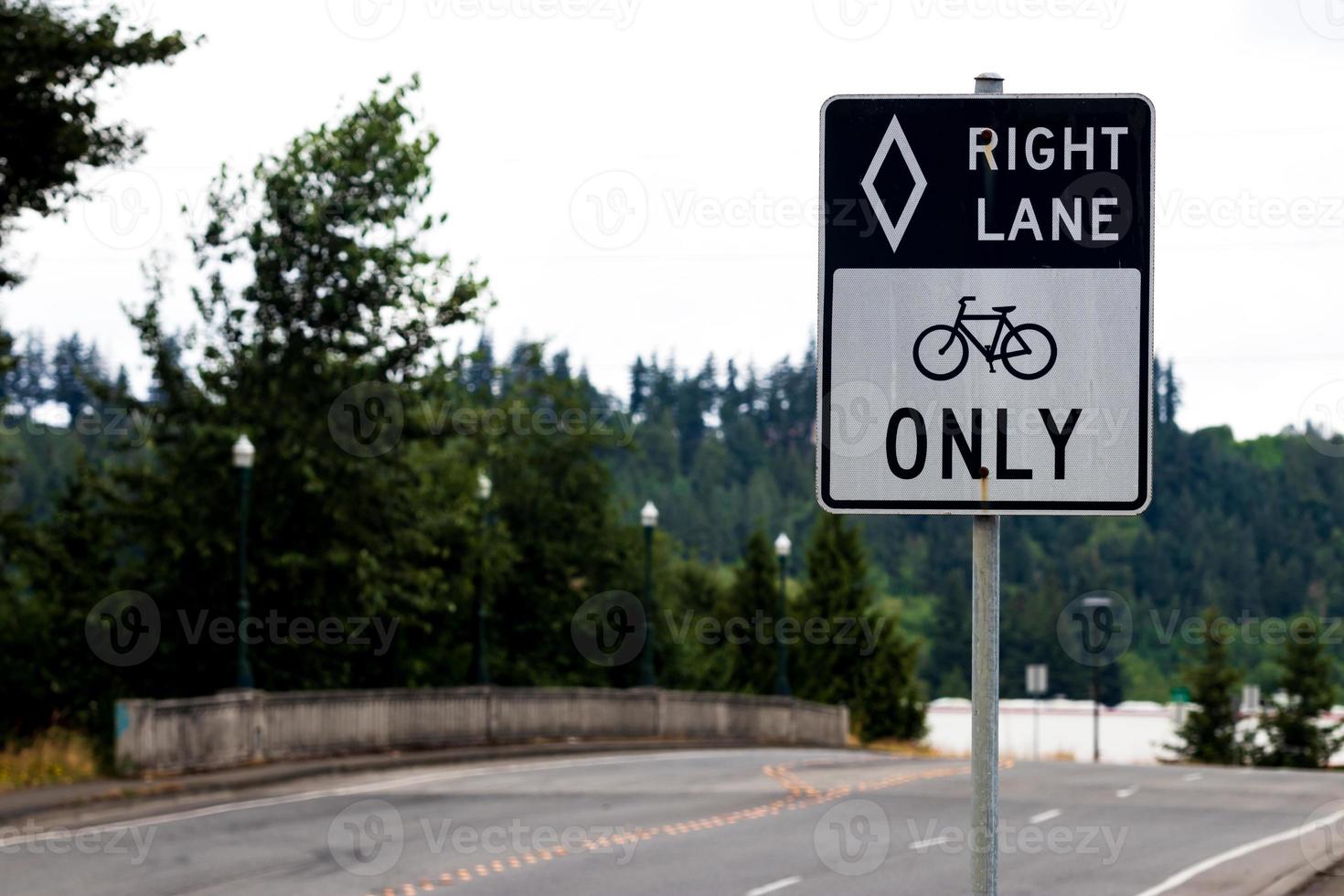Fahrräder auf der rechten Spur nur schwarz-weißes Schild mit Straße foto