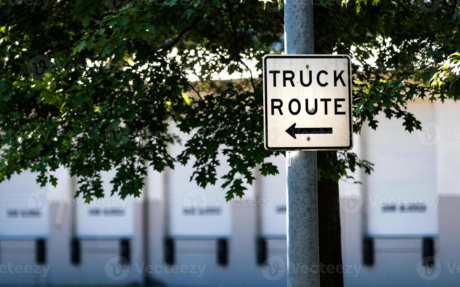 LKW-Routenschild auf einem Stahlpfosten foto