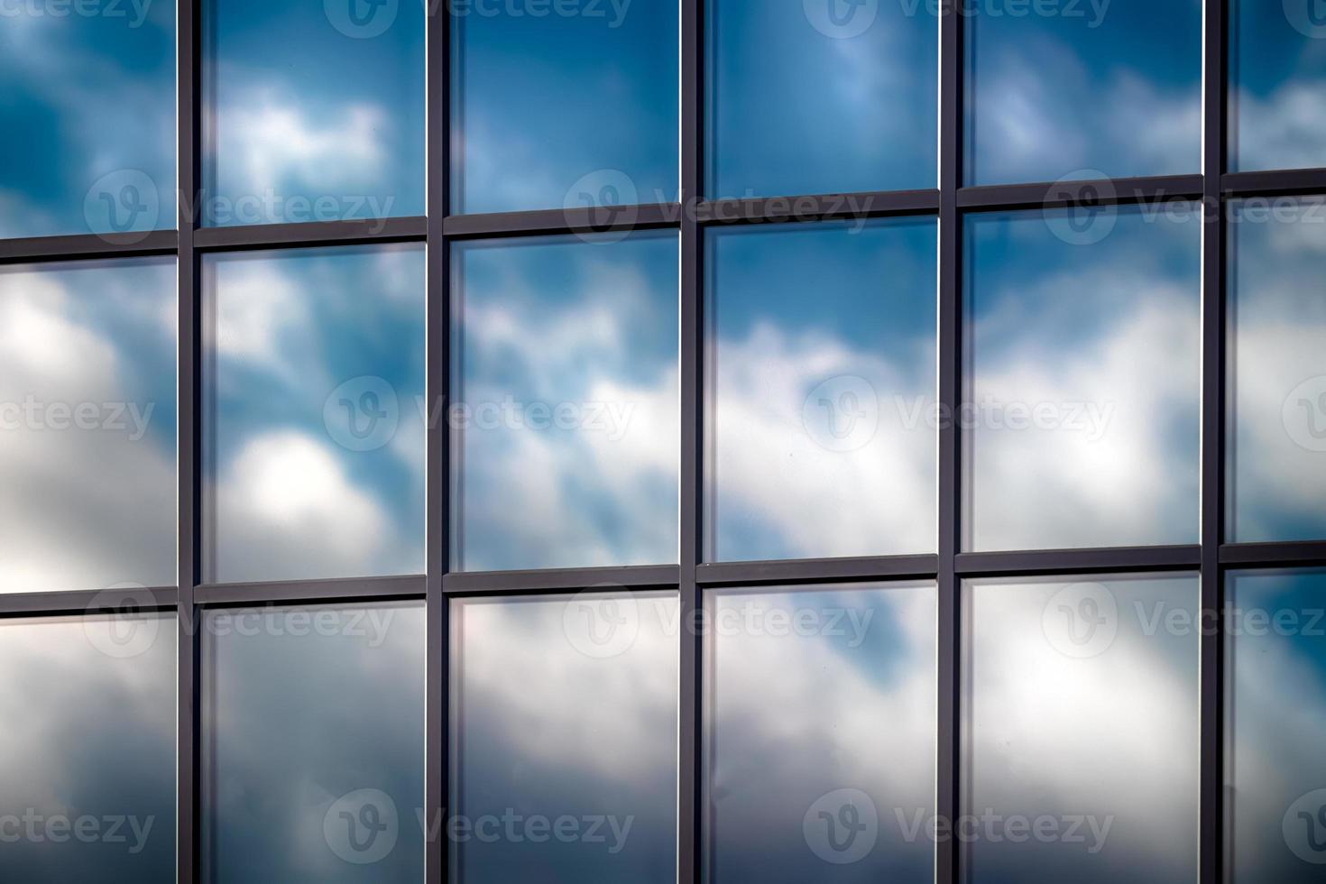 abstraktes Wolkenkratzer-Glasfenster foto