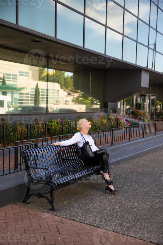 hübsche Frau auf der Bank foto