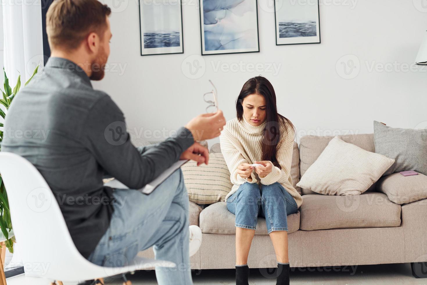 junge Frau bei einem Empfang bei einem Psychologen. sitzt auf dem Sofa foto