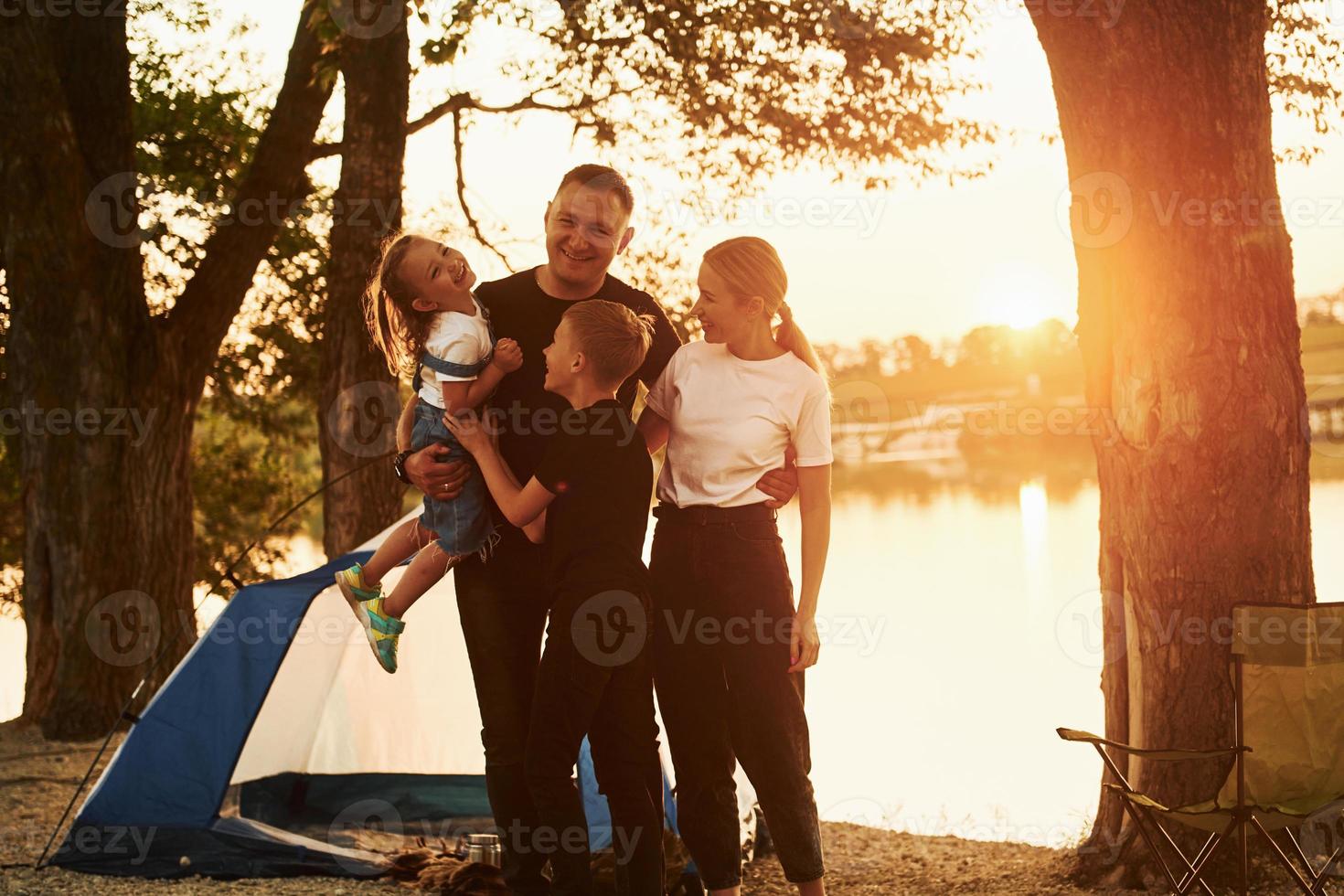 Abendzeit. Familie von Mutter, Vater und Kindern ist auf dem Campingplatz foto