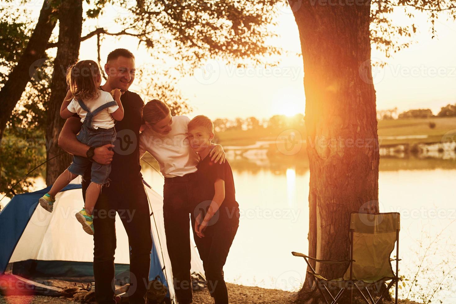 Abendzeit. Familie von Mutter, Vater und Kindern ist auf dem Campingplatz foto