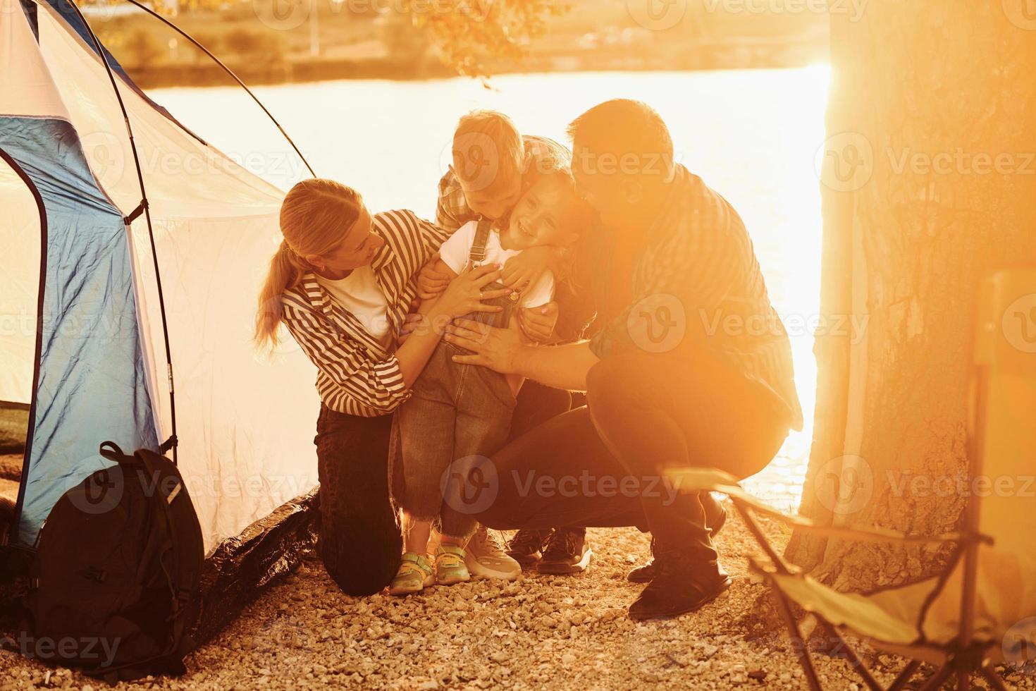 schönes Sonnenlicht. Familie von Mutter, Vater und Kindern ist auf dem Campingplatz foto