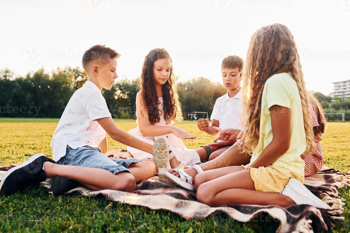 Spiele spielen. Eine Gruppe glücklicher Kinder ist tagsüber draußen auf dem Sportplatz foto