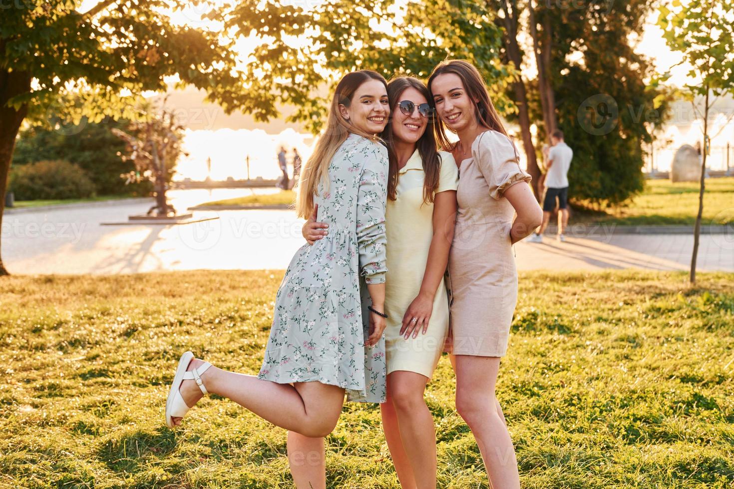 Drei Frauen stehen zusammen im Herbstpark. schöner Sonnenschein foto