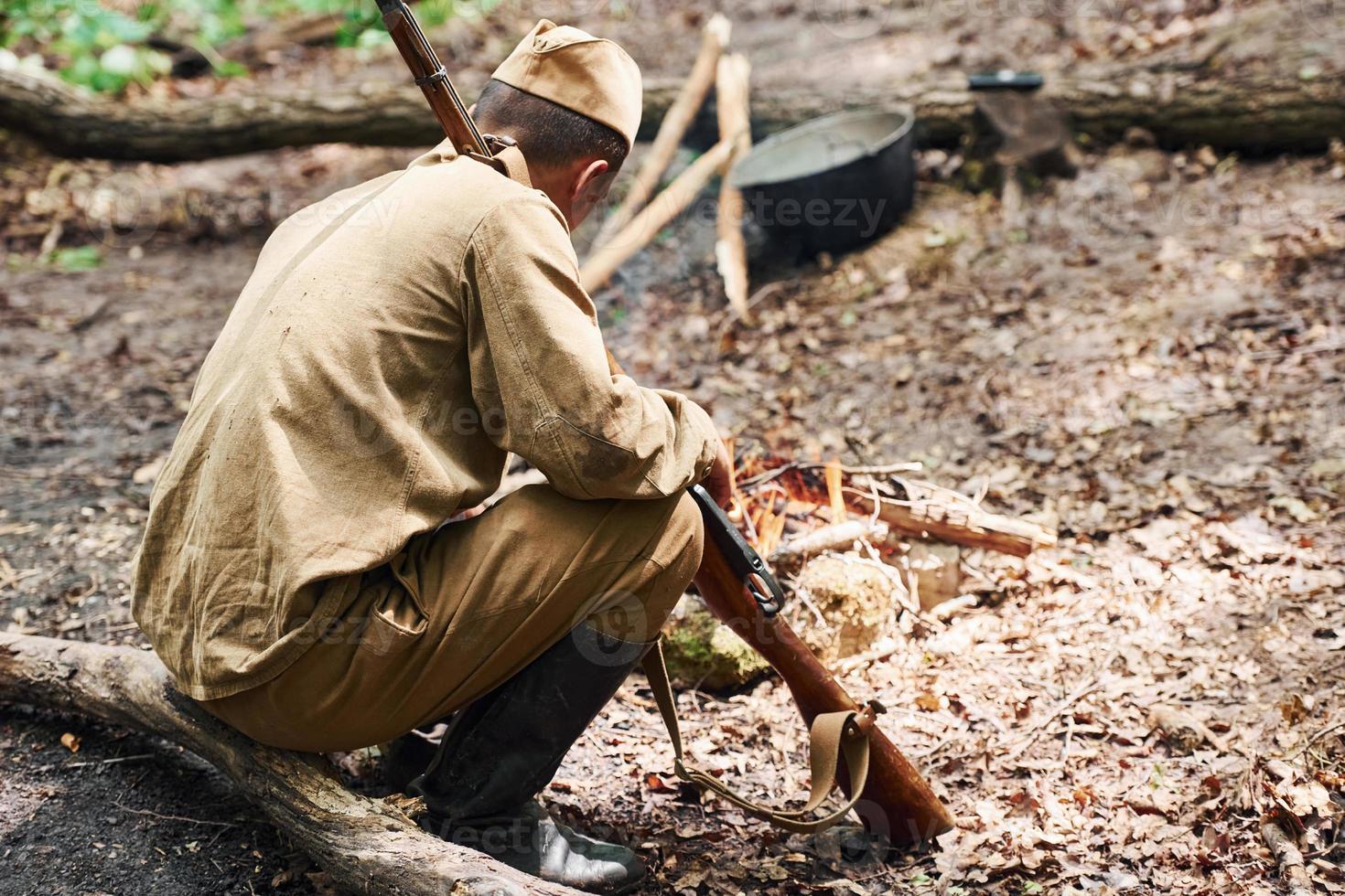 ternopil, ukraine - juni 2020 upa ukrainian aufständische armee filmdreharbeiten. Bilder von hinter der Bühne. Soldat sitzt im Wald am Lagerfeuer foto