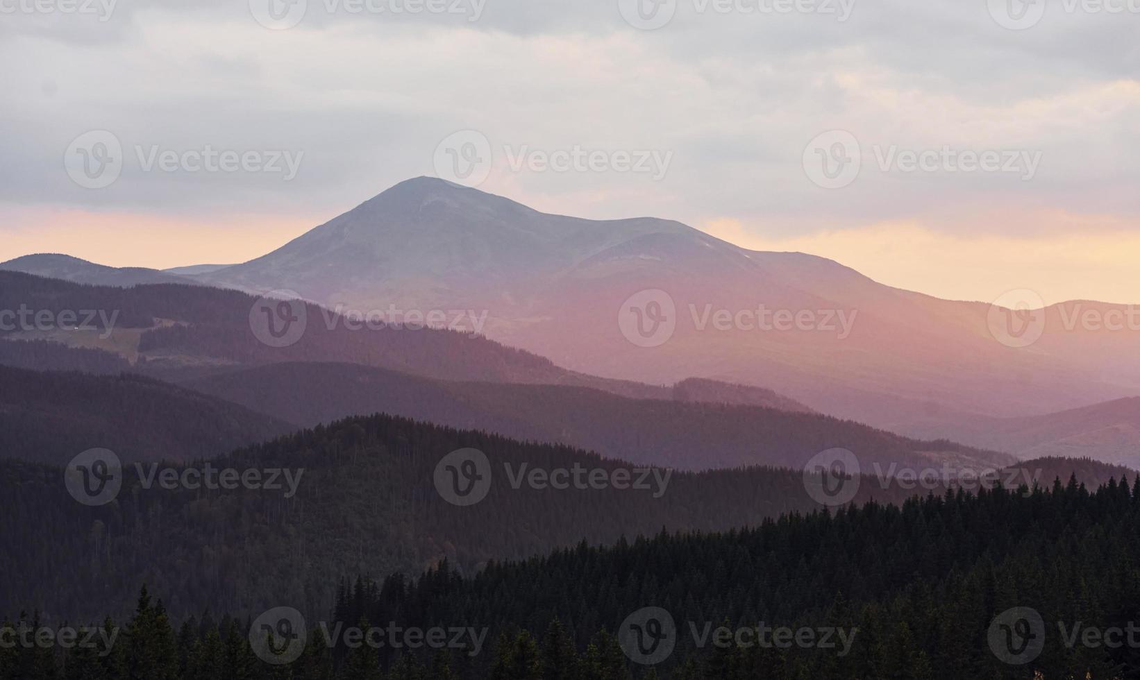 majestätische Karpaten. schöne Landschaft unberührter Natur foto