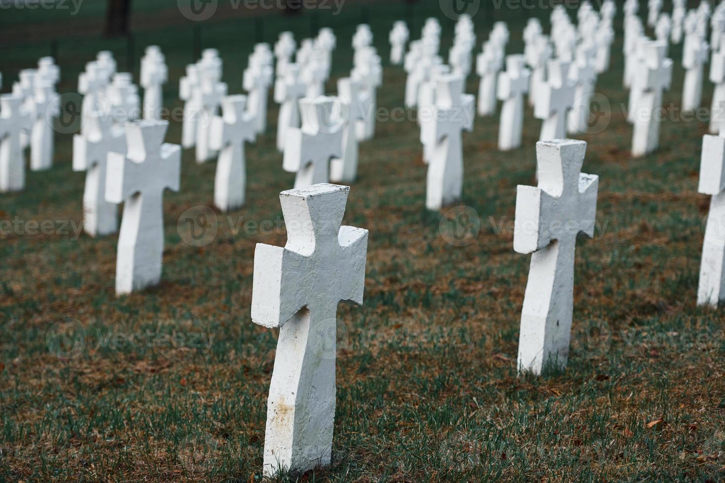 Friedhof mit vielen weißen Gedenkkreuzen namenloser Personen. Vorstellung vom Tod foto