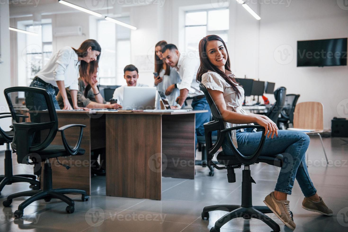 junge geschäftsleute, die im modernen büro zusammenarbeiten foto