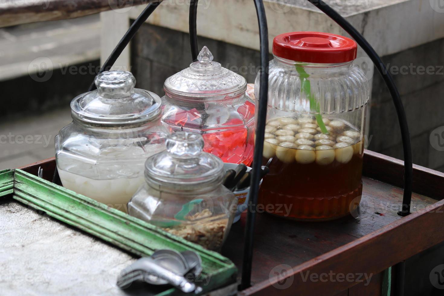 wedang ronde tangyuan, ein traditionelles getränk, das von den chinesen eingeführt und von den holländern benannt wurde, wird normalerweise mit einer tragestange verkauft. foto