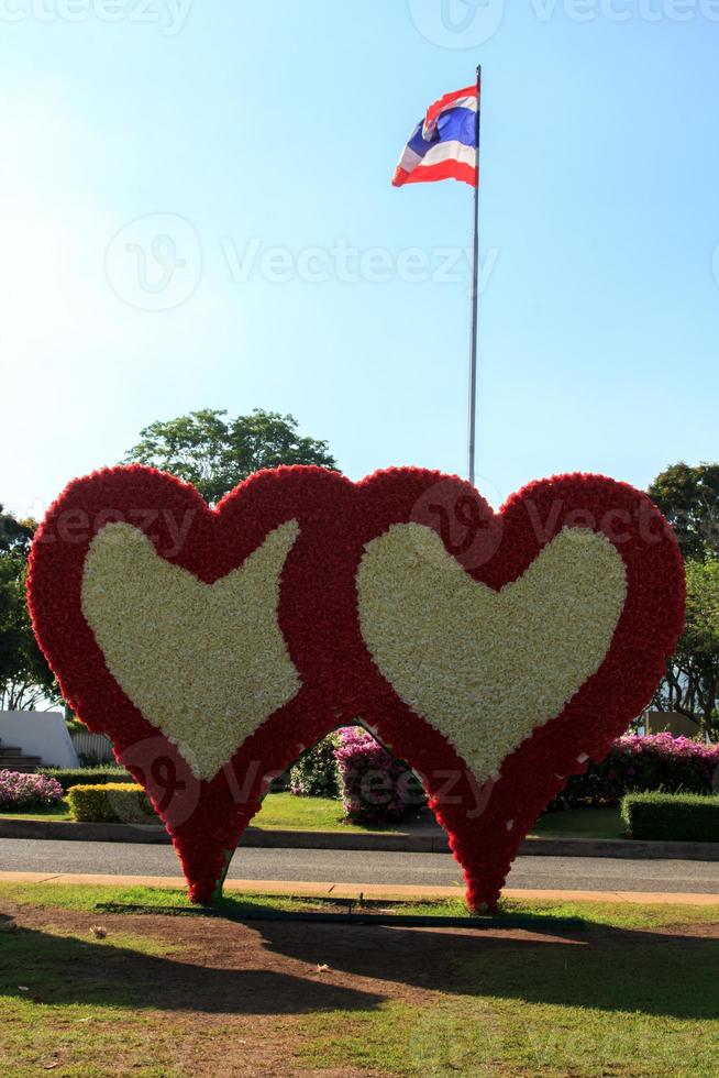 Der Blumengarten hat ein wunderschönes herzförmiges „Ich liebe dich“-Symbol. geschmückt mit bunten Blumen im Garten geschmückt - als touristischer Check-in-Punkt und Wahrzeichen. foto