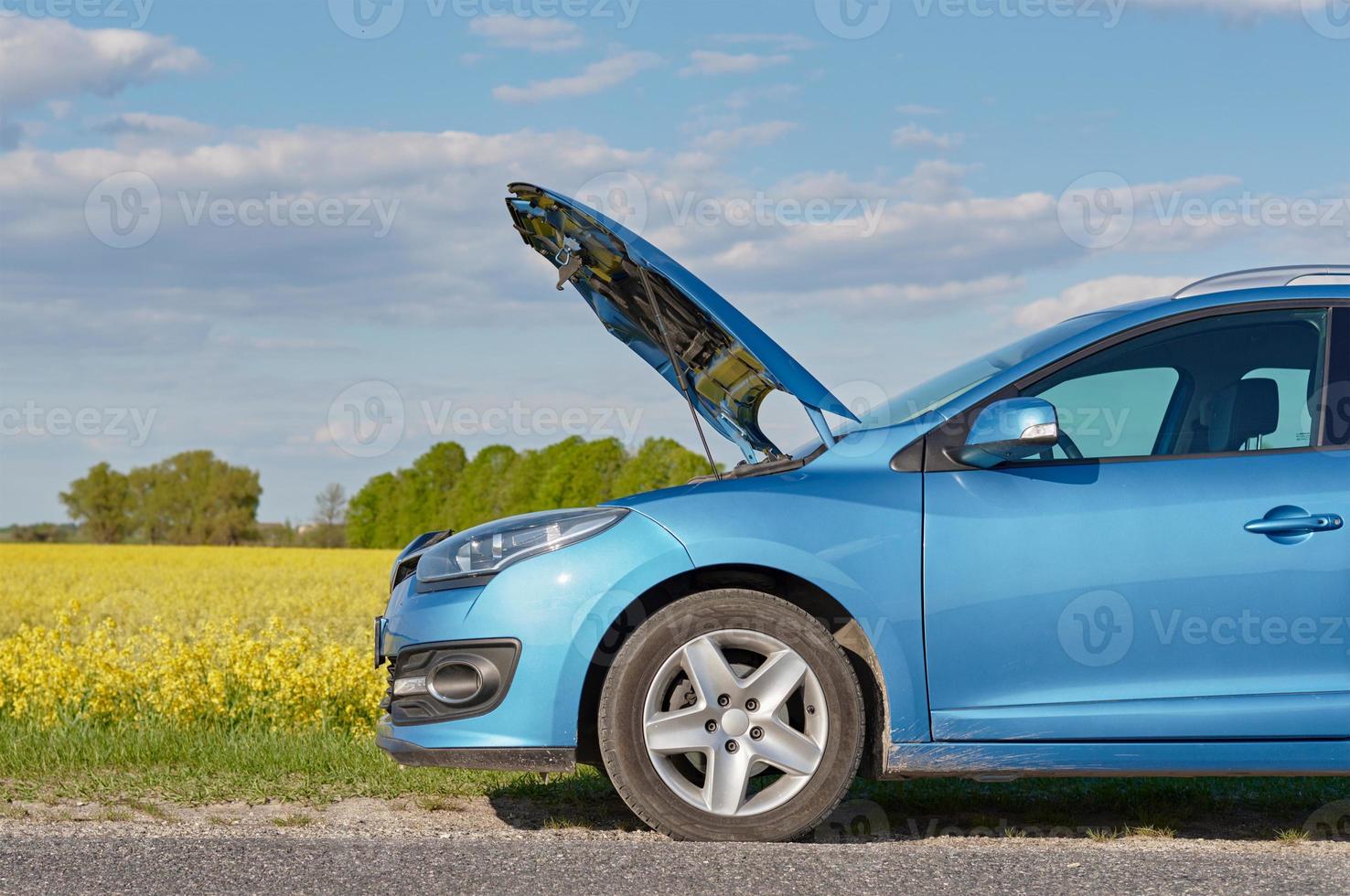 Kaputtes Auto auf der Straße mit offener Motorhaube. Ärger mit dem Auto foto