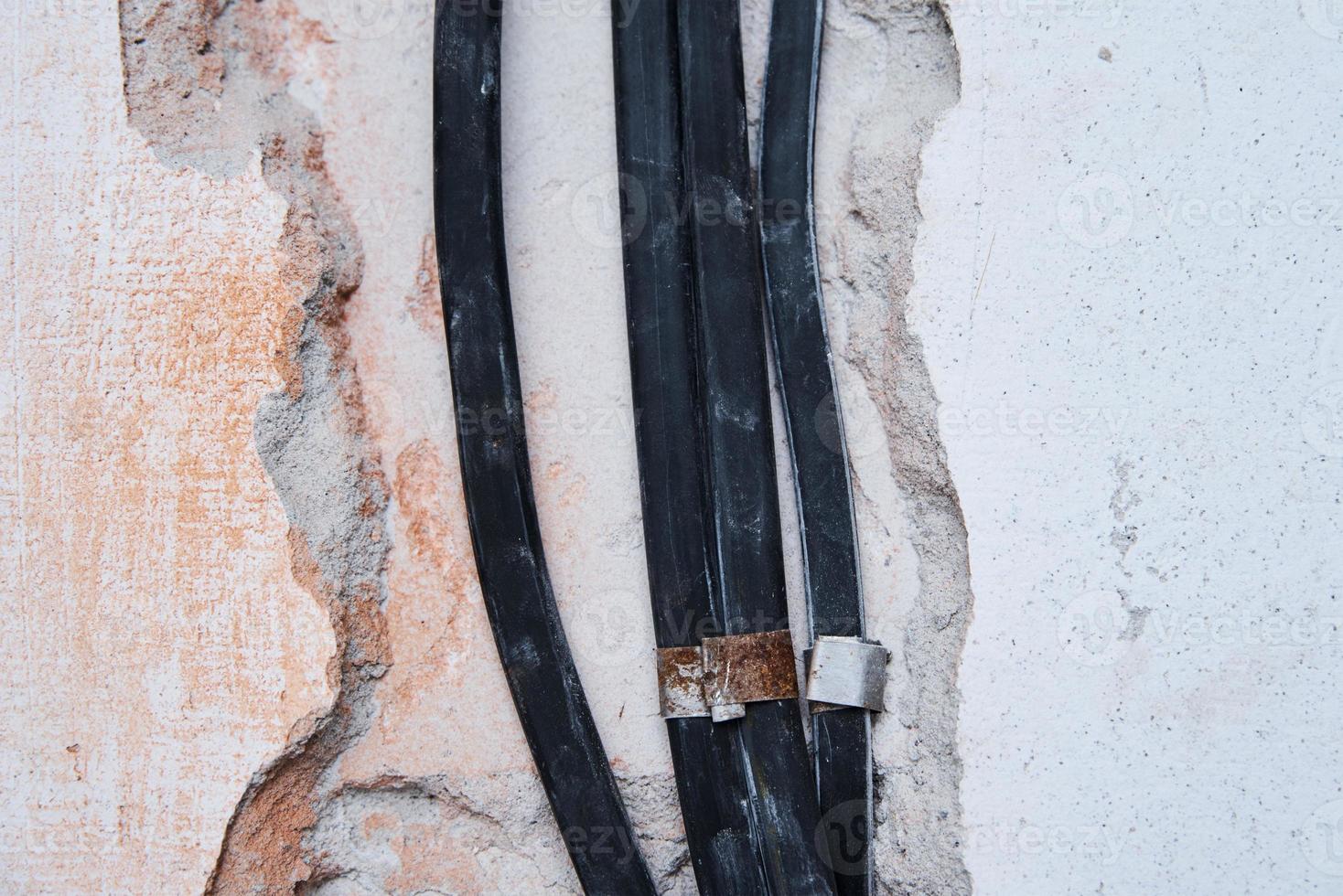 alte elektrische Kabel in einer Backsteinmauer. Gefahr Verkabelung foto