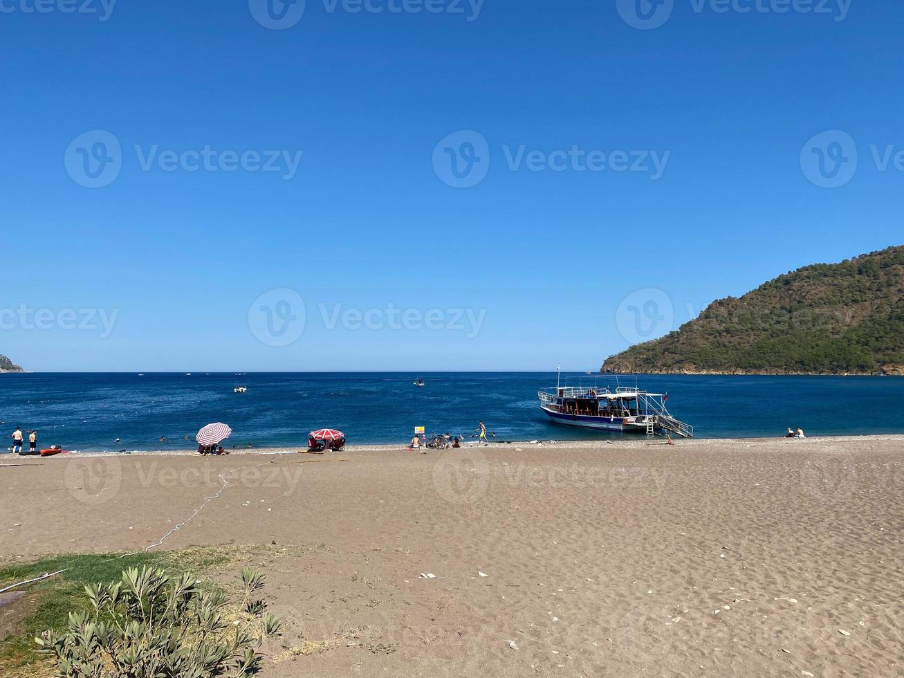 Küste der Insel Madeira mit hohen Klippen und kleinen Dörfern foto