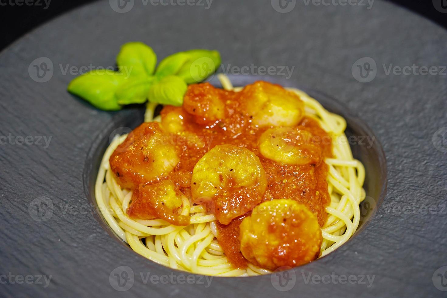 Spaghetti Rigate - italienische Pasta mit Jakobsmuscheln und Garnelen foto