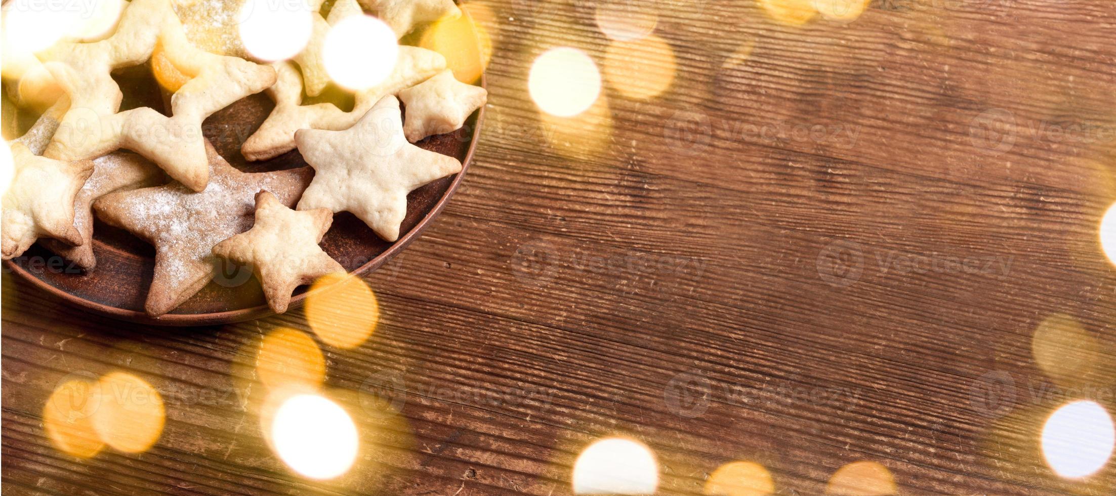 Weihnachtsbanner mit Feiertagsbacken - hausgemachte Kekse in Form von Sternen und Bokeh-Lichtern. Platz kopieren. foto