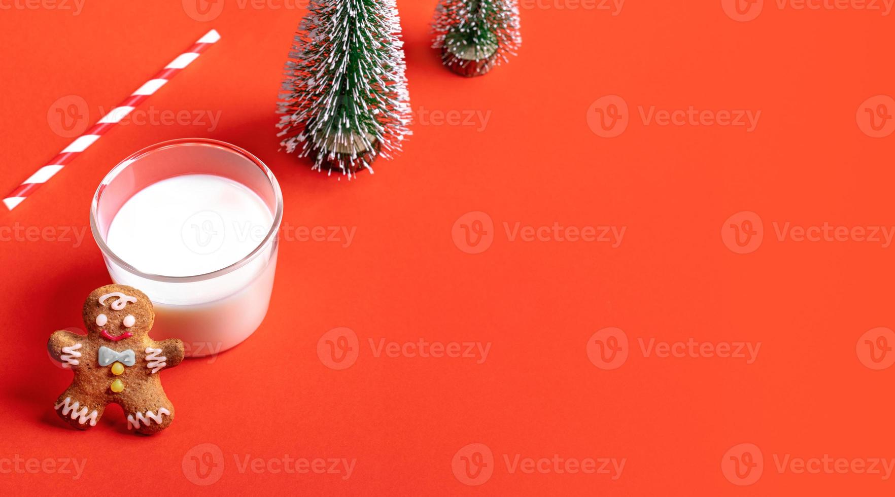 weihnachtsbanner mit milchglas, lebkuchenmann, dekorative weihnachtsbäume mann auf rot. Platz kopieren foto