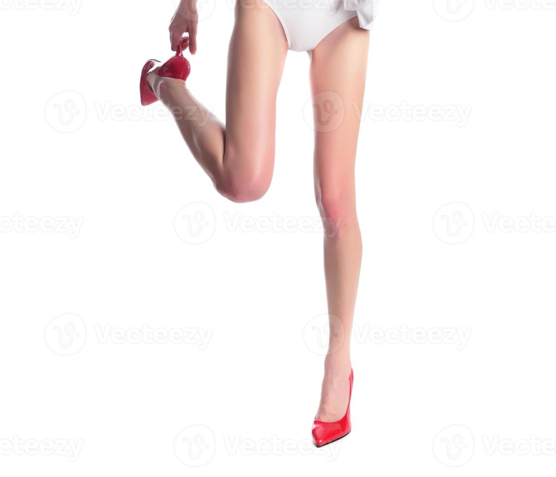 weibliches Modell mit schönen Beinen auf hohen Hügeln foto
