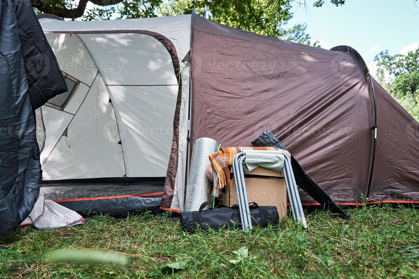 Touristenzelt im Wald. Wanderkonzept foto