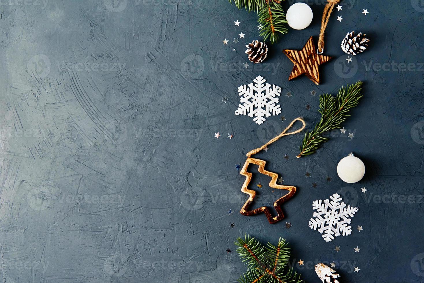 weihnachtsschmuck auf dunklem hintergrund, draufsicht foto