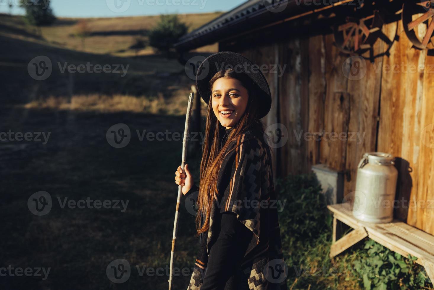 schönes junges Mädchen im rustikalen Stil auf dem Land auf einem Bauernhof foto