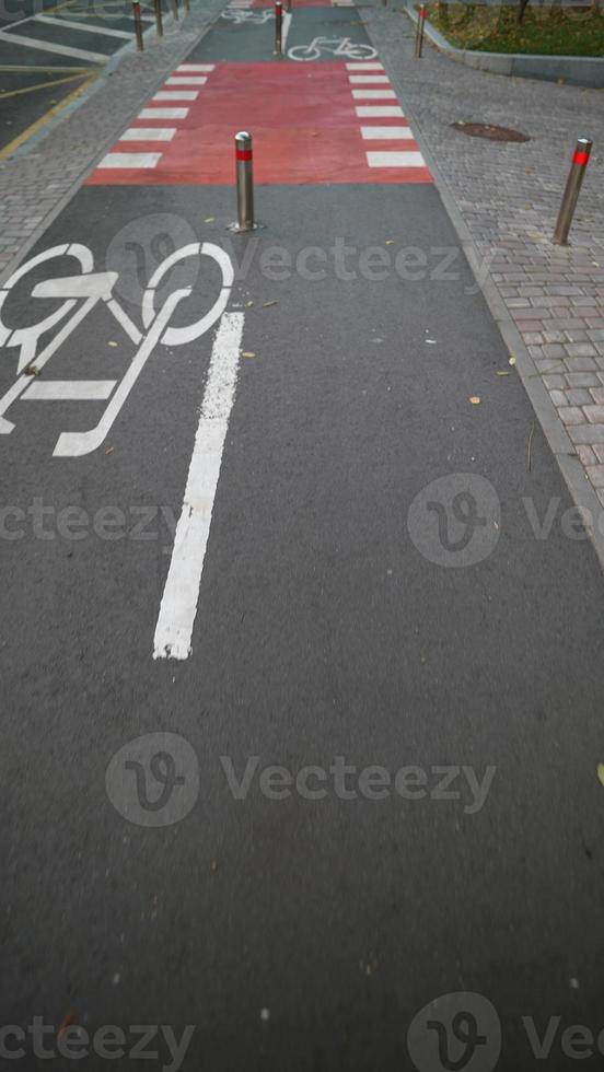 Jogger läuft auf einem Fahrradweg in der Stadt, Egoperspektive foto