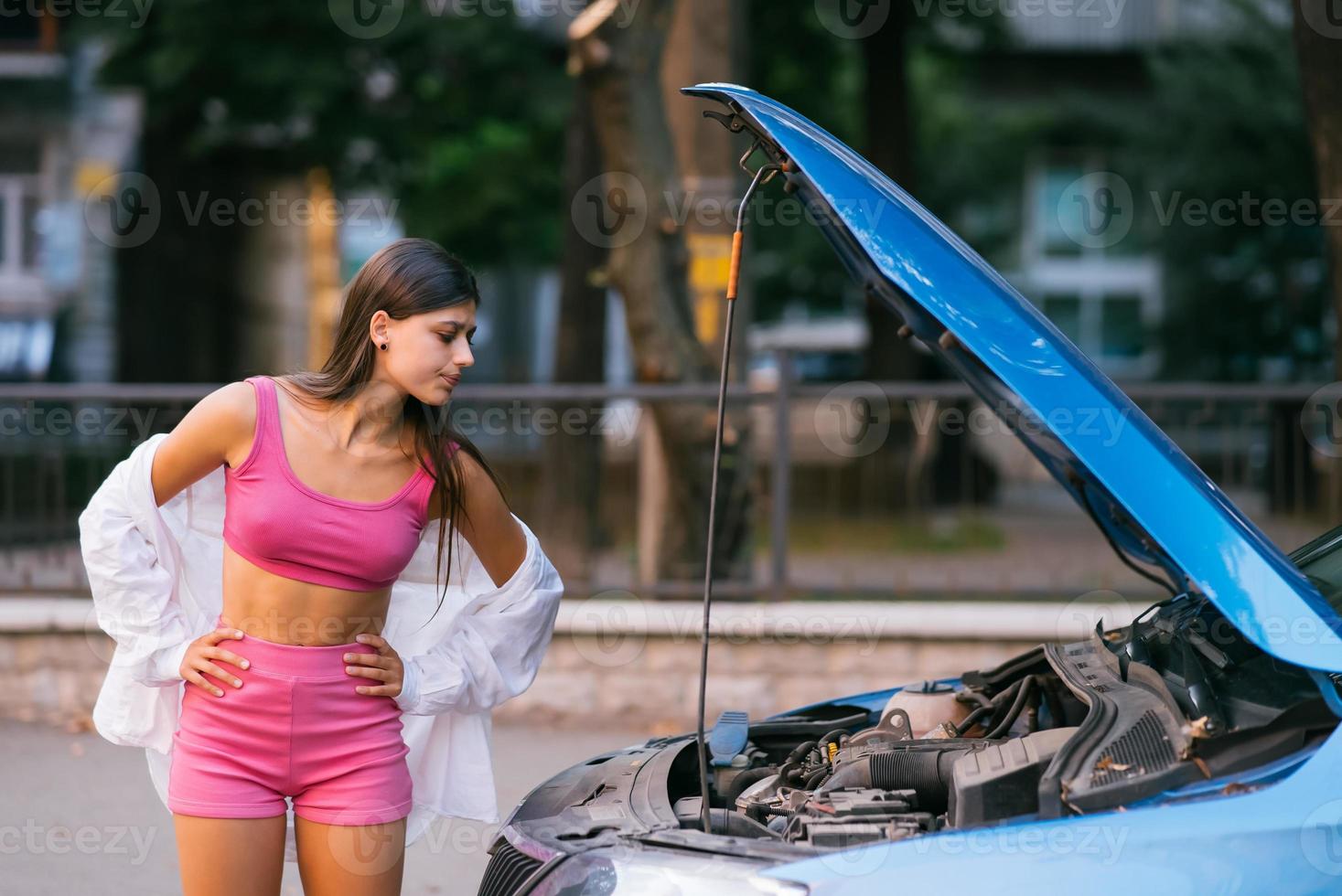 Zwei Frauen mit kaputtem Auto auf der Straße. offene Haube 13637347  Stock-Photo bei Vecteezy