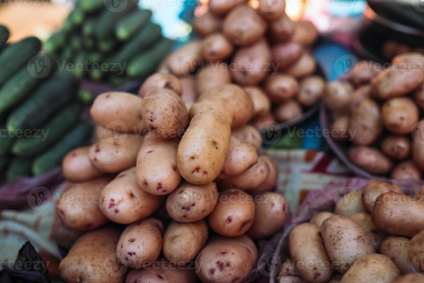 Nahaufnahme von Kartoffeln auf der Theke des Bauernmarktes zum Verkauf. foto