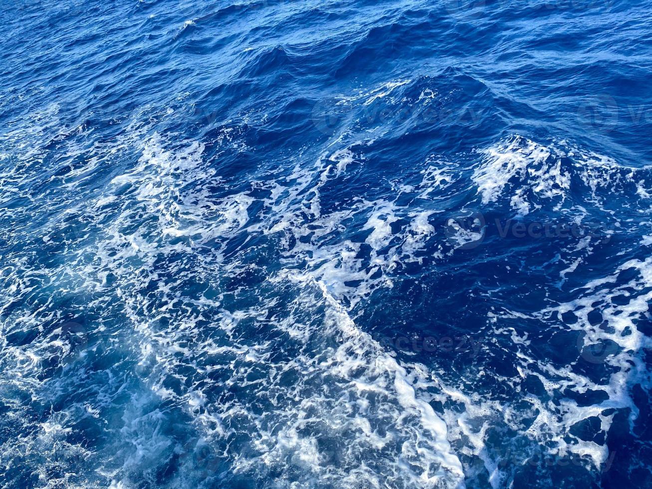 blaue meerwasseroberfläche, ozeanwellenmusterhintergrund foto