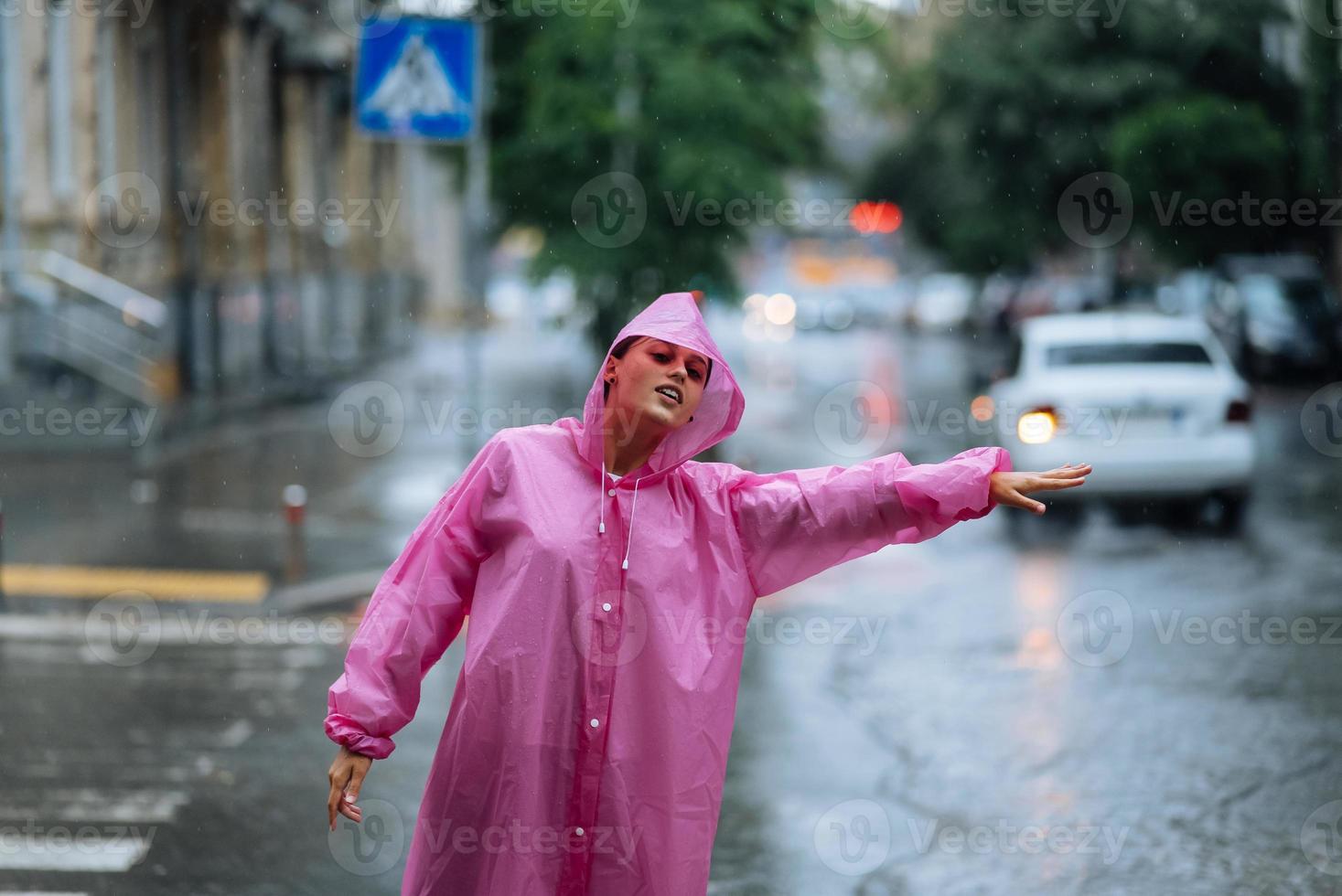 junges Mädchen, das versucht, ein Taxi anzuhalten. Frau, die an einem regnerischen Tag ein Taxi ruft. foto