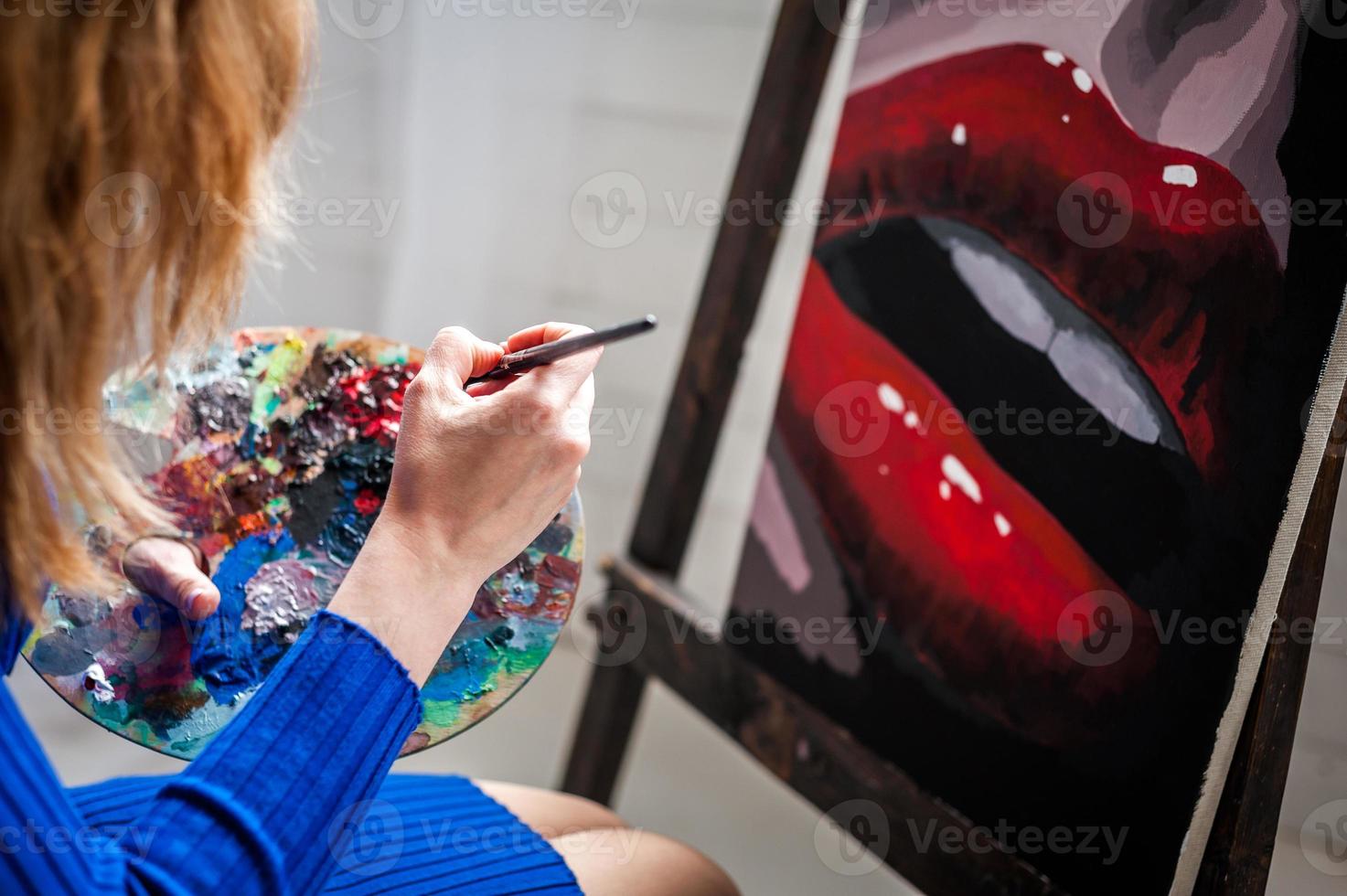 Studentin, die Unterricht im Kunststudio hat, um zu zeichnen. foto