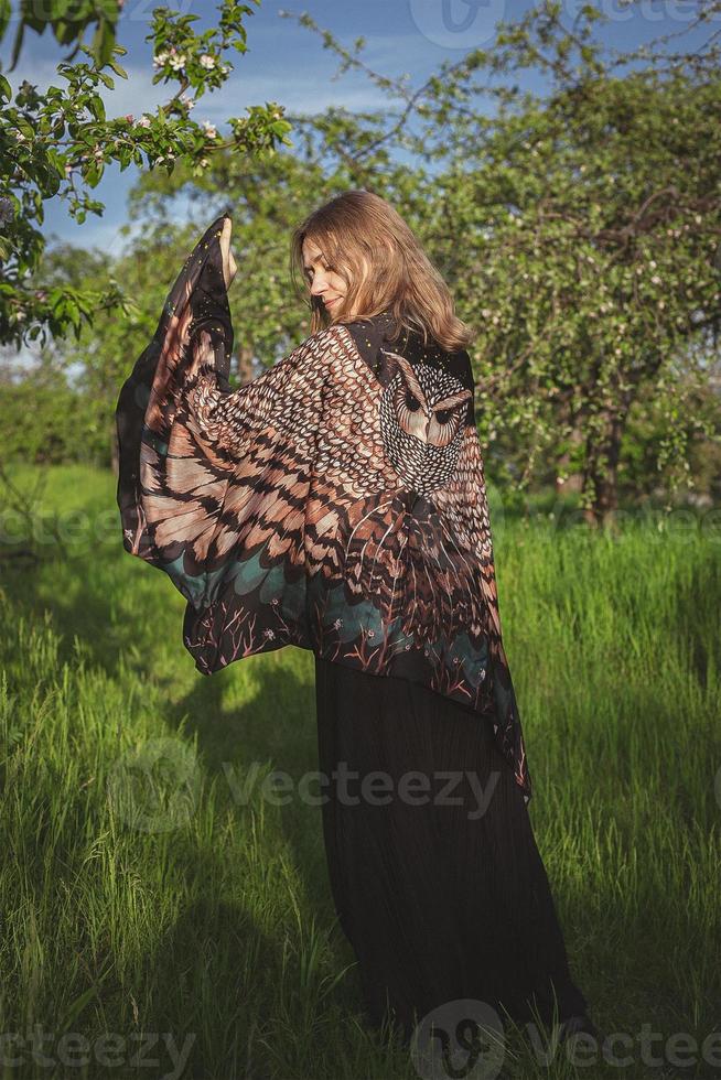 Dame von hinten mit Eule Flügel Schal Landschaftsfotografie foto