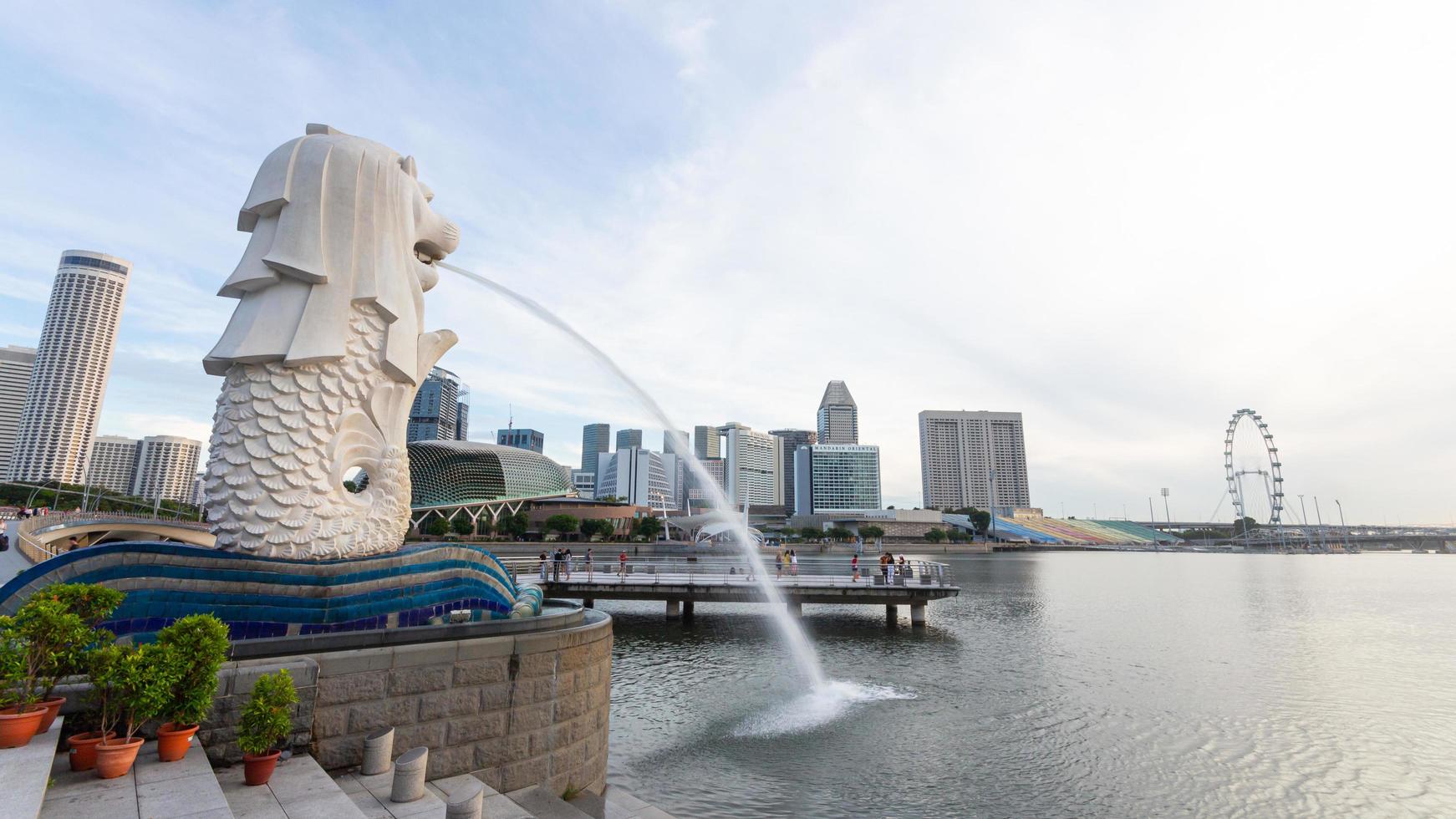 marina bay, singapur - 15. oktober 2022 merlion park und ikonisches gebäude rund um marina bay am morgen. foto