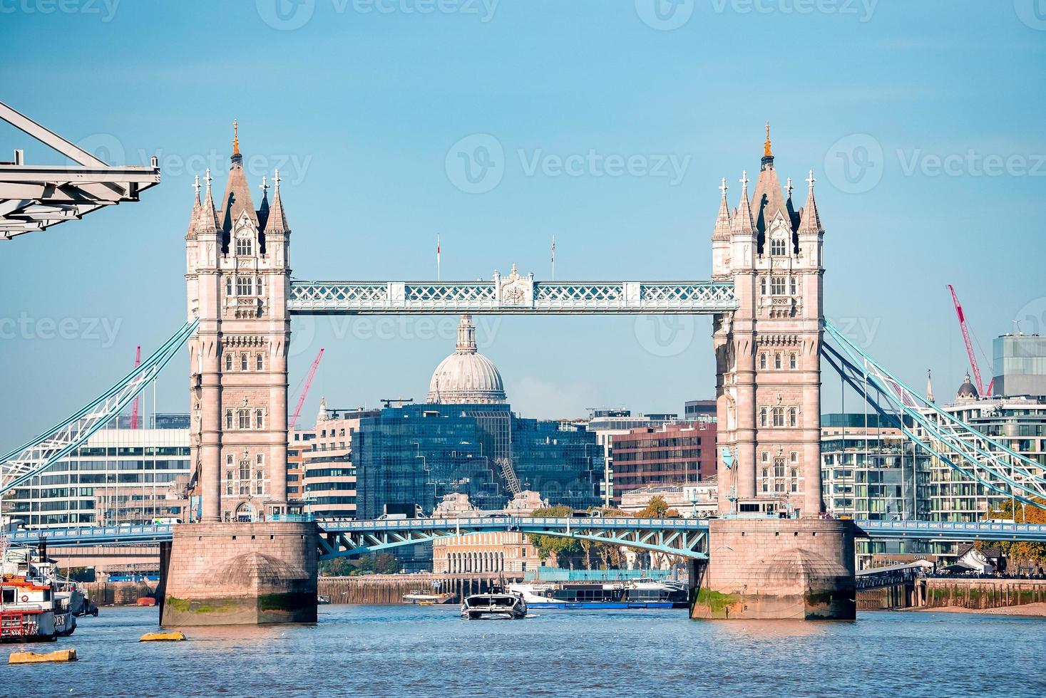 Die berühmte Tower Bridge verbindet Londong mit Southwark an der Themse foto