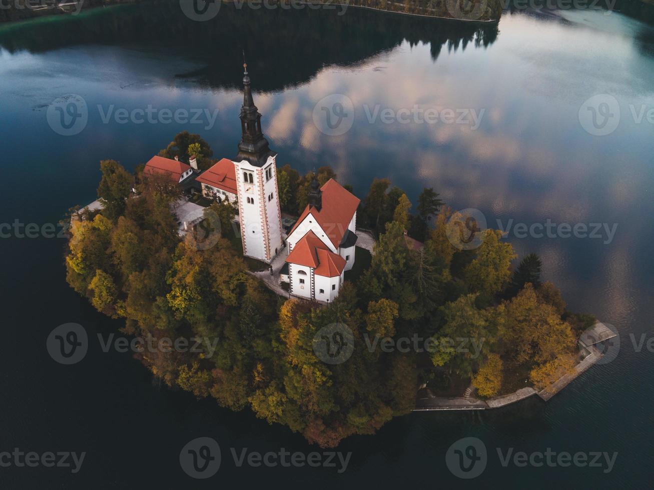 Drohnenansichten der Wallfahrtskirche Mariä Himmelfahrt in Bled, Slowenien foto