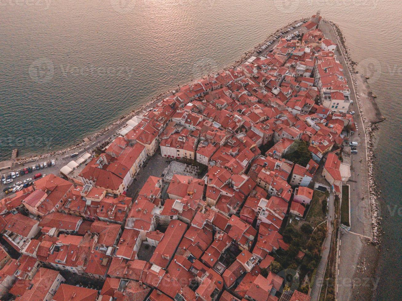 Luftdrohnenansichten über Piran in Slowenien foto