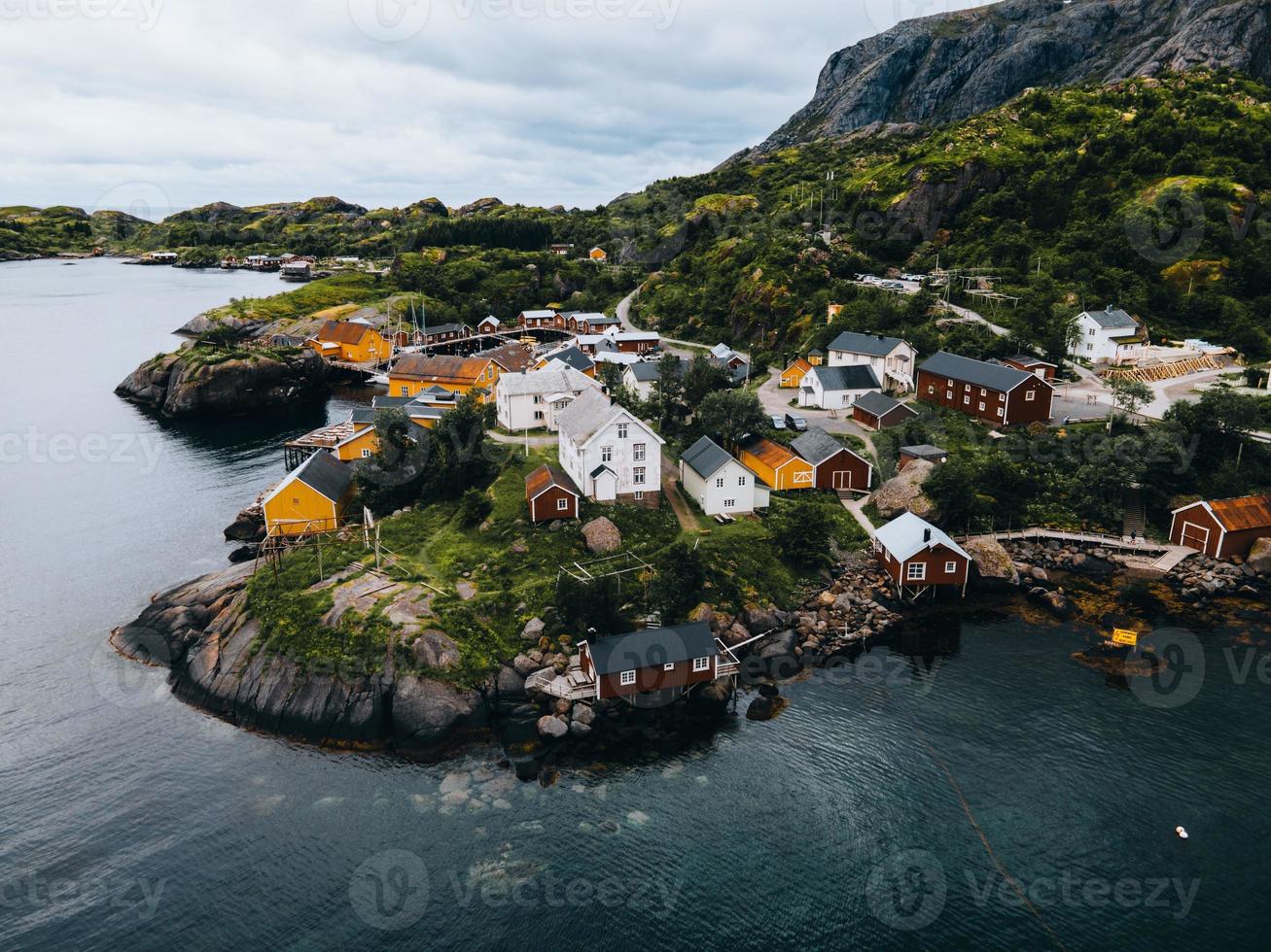 Blick vom Nusfjord auf den Lofoten in Norwegen foto