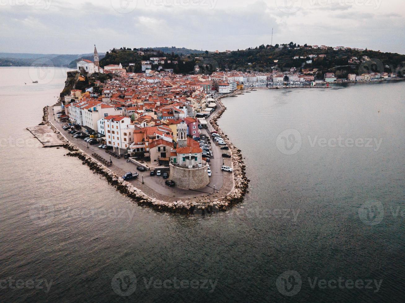 Luftdrohnenansichten über Piran in Slowenien foto