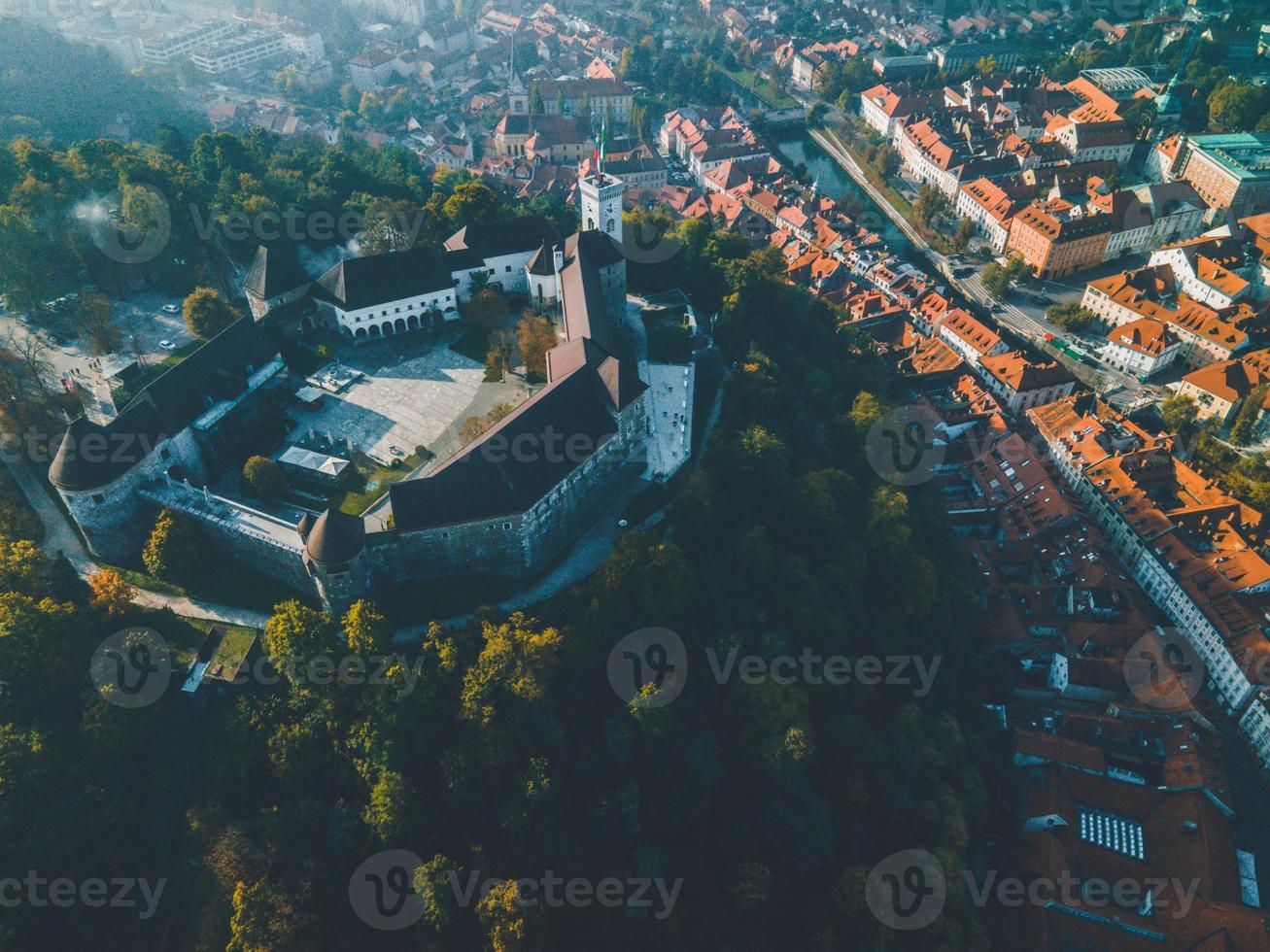 Drohnenblick auf die Burg von Ljubljana in Slowenien foto