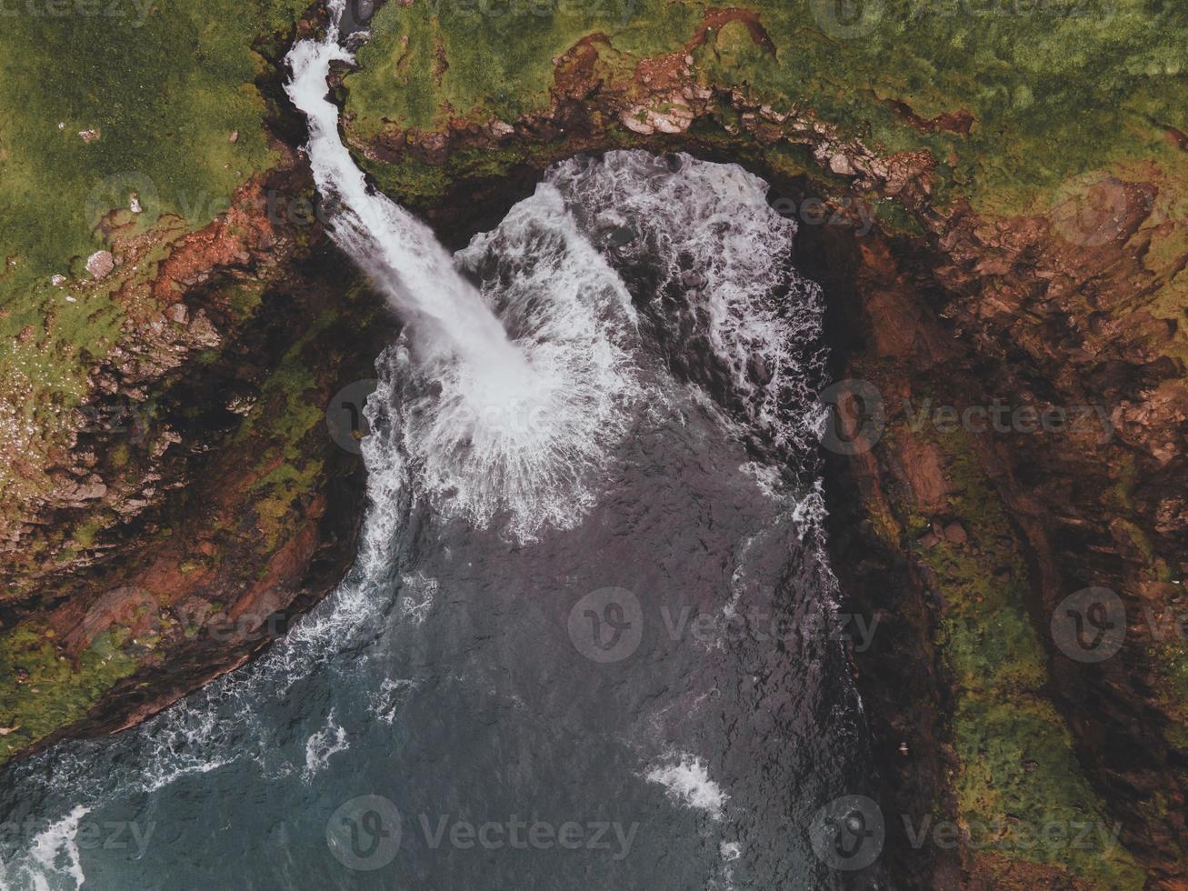 Mulafossur-Wasserfall in der Nähe von Gasadalur auf den Färöern foto