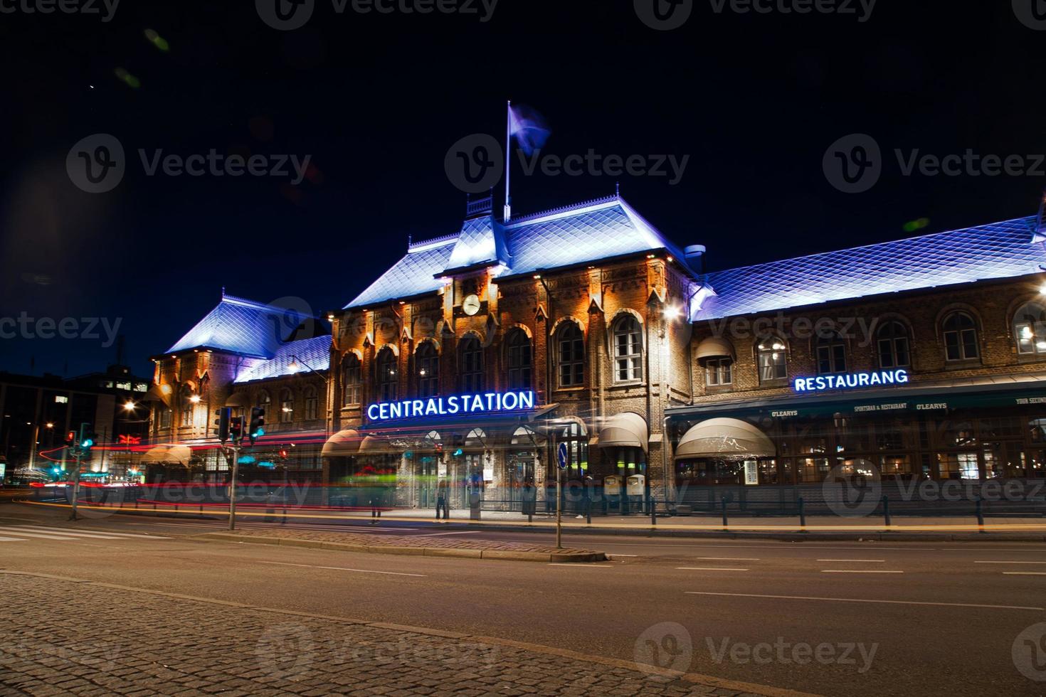 der hauptbahnhof in göteborg, schweden bei nacht foto