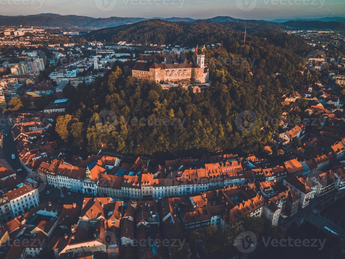 Drohnenblick auf die Burg von Ljubljana in Slowenien foto