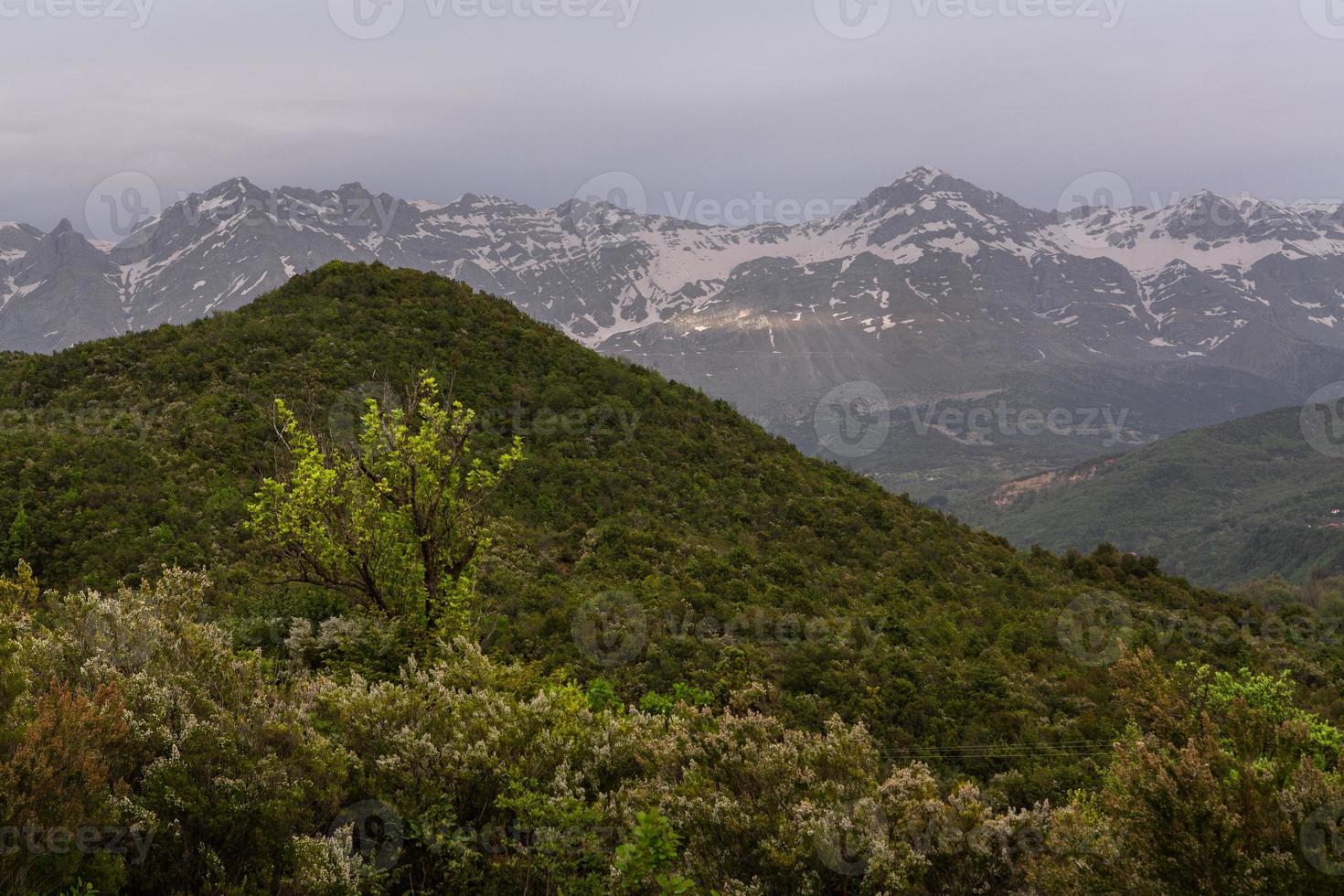 frühlingslandschaften aus den bergen griechenlands foto