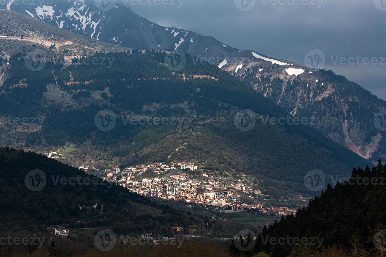 frühlingslandschaften aus den bergen griechenlands foto