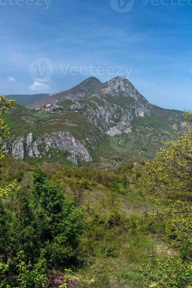 frühlingslandschaften aus den bergen griechenlands foto